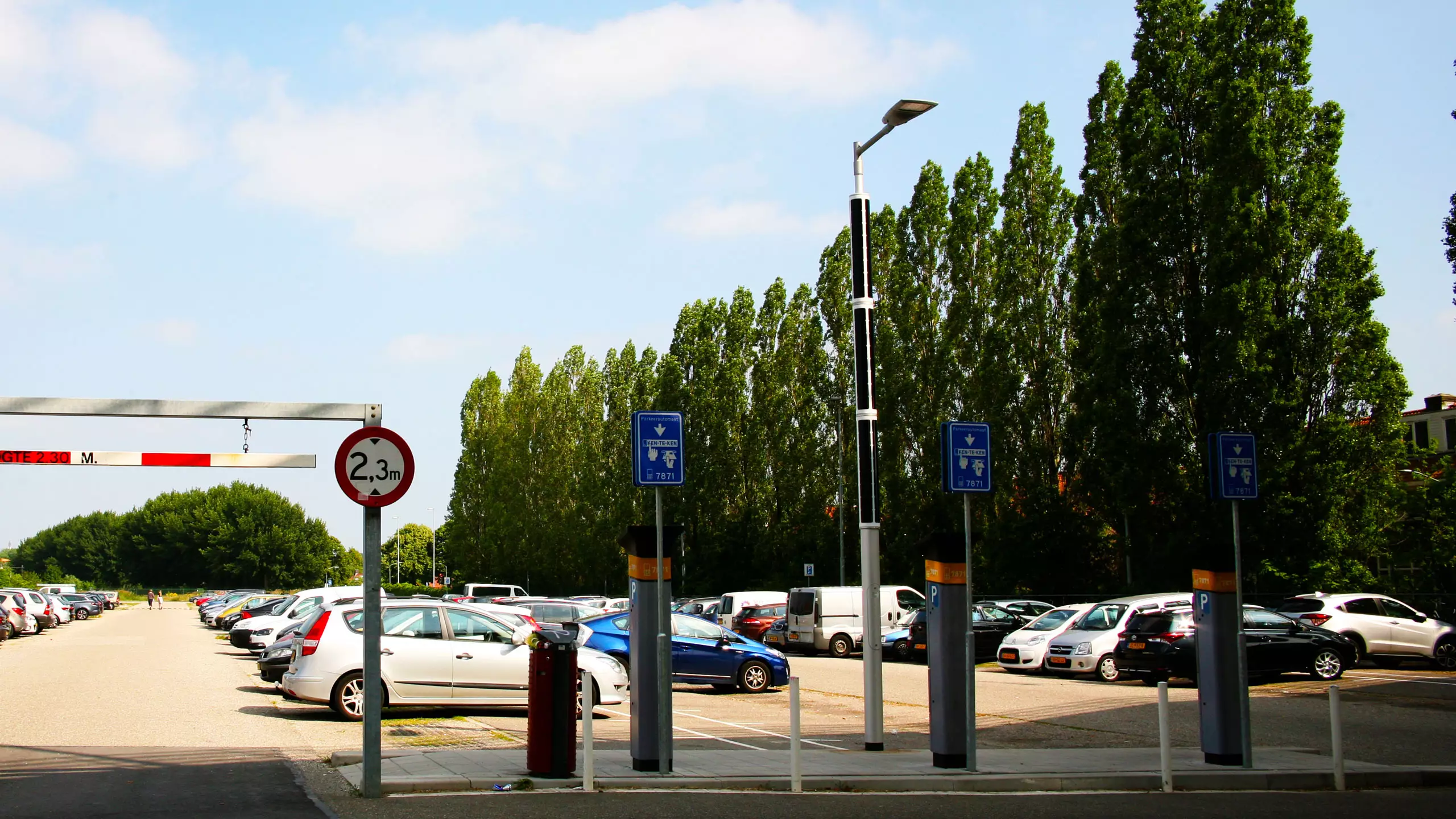 Soluxio solar parking lot lights near vending machines