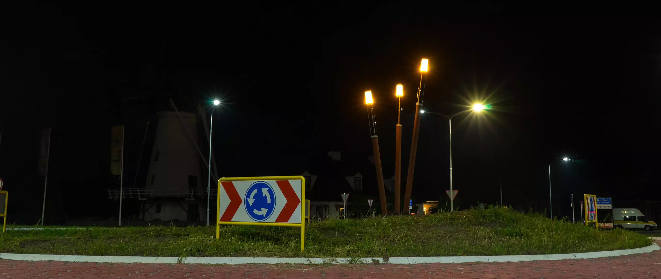 Soluxio design solar lights at roundabouts in Groningen