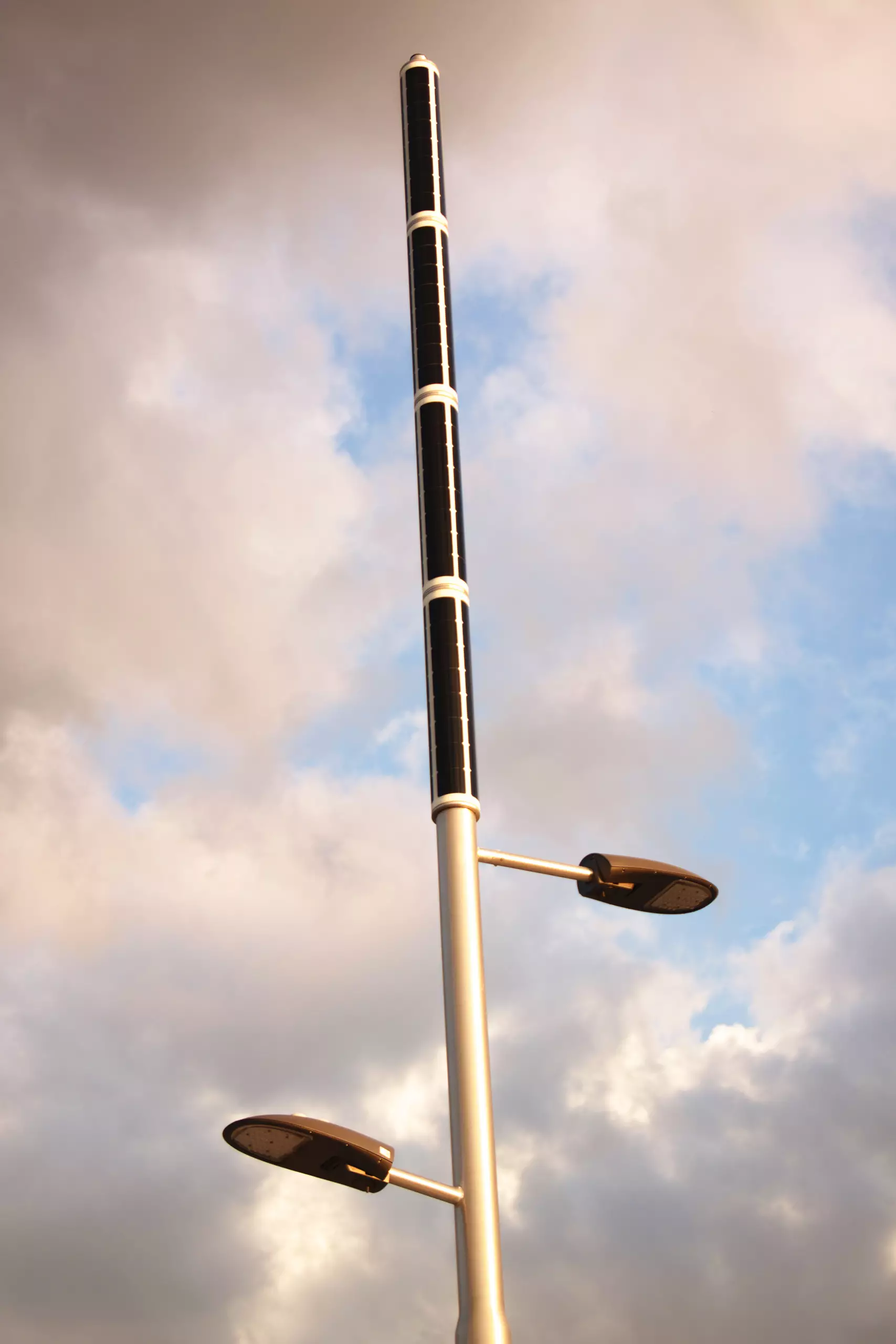 Soluxio hybrid solar lights with an exclusive design, high-quality components and two light fixtures
